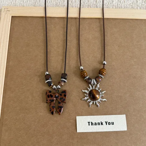 Collana con Pendente a Fiocco con Stampa Leopardata Vintage per Donna Catena a Maglia Lunga in Resina e Lega a Forma di Cuore e Stella