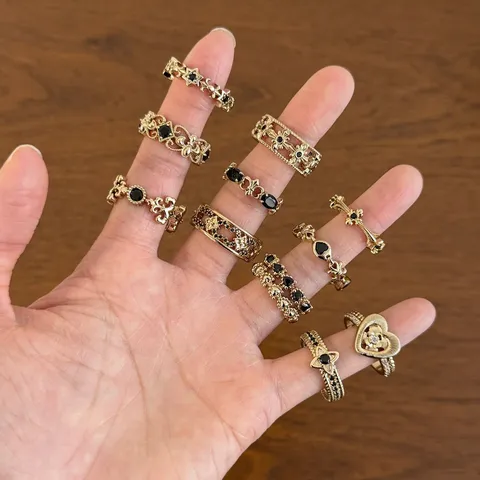 Anello in Zirconia Nera di Alta Classe Vintage Anello Aperto con Giglio Traforato Gioielli da Dito Impilabili alla Moda per Donna