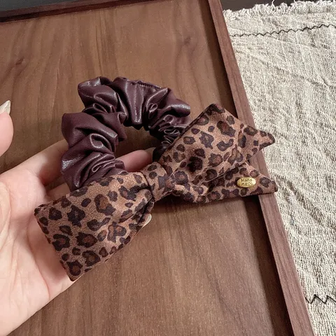 Chouchou Rétro Imprimé Léopard avec Noeud pour Femme Accessoire de Coiffure Fait Main en Tissu Élastique Porte Queue de Cheval
