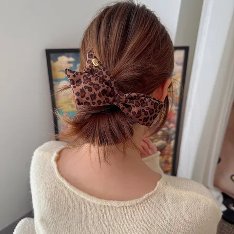 Chouchou Rétro Imprimé Léopard avec Noeud pour Femme Accessoire de Coiffure Fait Main en Tissu Élastique Porte Queue de Cheval