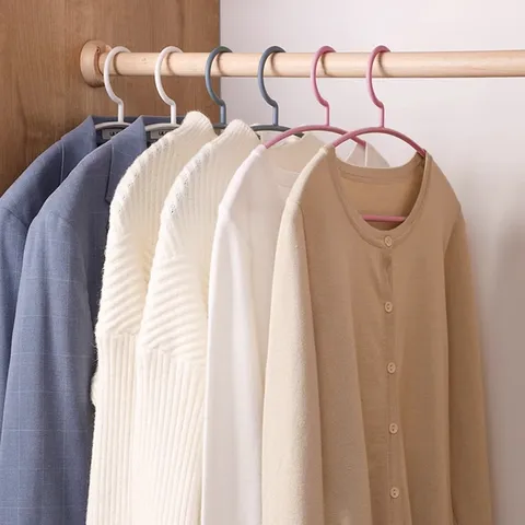 Cintres En Plastique Incurvés Antidérapants Sans Couture Bleu Brume Blanc Crème Pour Le Rangement De Garde-Robe Et L'Organisation Domestique