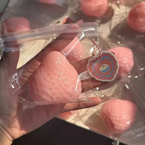 Jouet Squishy Fraise Réaliste TPR Souple Anti-stress Jouet Fruit à Presser Pour Enfants Adultes Déco Bureau Jouet Décompression Cadeau