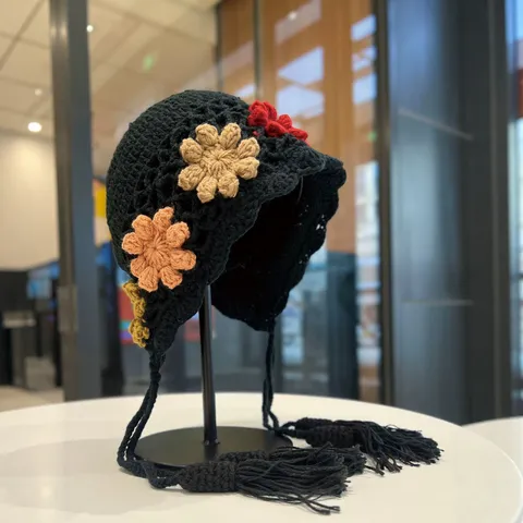 Gorro de Punto con Flores de Ganchillo Hecho a Mano para Mujer Gorro Cálido de Invierno con Orejeras Retro de Lana con Borlas
