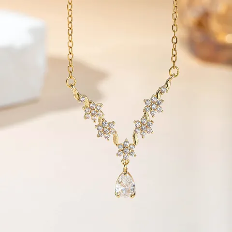 Collier Zirconia Goutte d'eau Fleur Style Féerique pour Femme Or Argent Pendentif Étincelant Bijoux Quotidiens