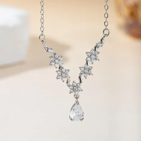 Collier Zirconia Goutte d'eau Fleur Style Féerique pour Femme Or Argent Pendentif Étincelant Bijoux Quotidiens
