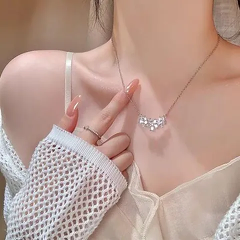 Elegante Blumencluster Strass Halskette Für Damen Titanstahl Kupfer Schlüsselbeinkette Leichter Luxus Zarter Schmuck Accessoire Geschenk