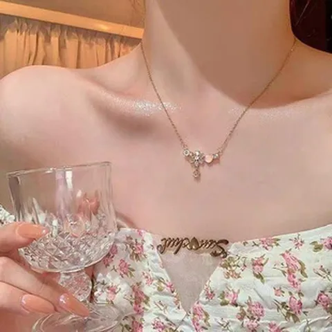 Damen Luxus Rosa Zirkonia Blume Titanstahl Halskette Sanft Ins Stil Gold Vergoldet Floral Anhänger Schlüsselbeinkette Schmuck Zubehör