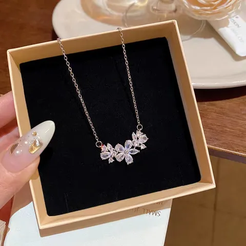 Elegante Blumencluster Strass Halskette Für Damen Titanstahl Kupfer Schlüsselbeinkette Leichter Luxus Zarter Schmuck Accessoire Geschenk