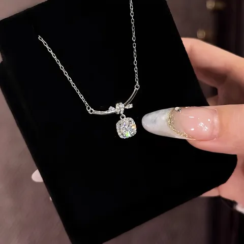 Glänzende Quadratische Zuckerwürfel Anhänger Halskette Damen Titanstahl Kupfer Strass Leichter Luxus Minimalistische Schlüsselbeinkette Schmuck