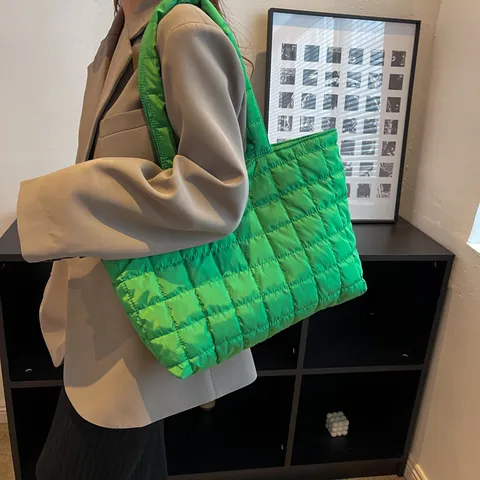Grand Sac Fourre-Tout Matelassé pour Femme Sac à Épaule en Nylon Rembourré Sac à Bandoulière Souple Décontracté Quotidien