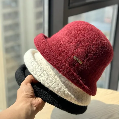 Women's Vintage Wool Felt Bucket Hat Elegant Rolled Brim Knitted Basin Hat Winter Warm Outdoor Fisherman Hat With Metal Badge