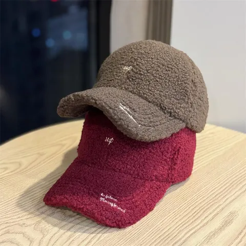 Casquette de Baseball en Fausse Peau de Mouton pour Femmes Hiver Chaud Lettre Brodée Casquette à Visière Mode Décontracté Chapeau Pelucheux