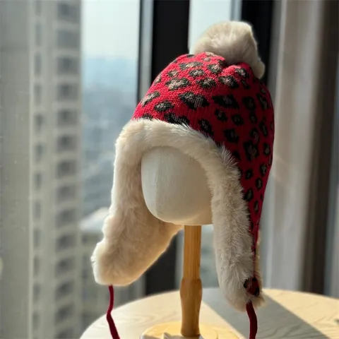 Gorro Lei Feng de Punto con Estampado de Leopardo para Mujer Forro de Piel Sintética Cálido Invierno con Orejeras y Pompón Antiviento