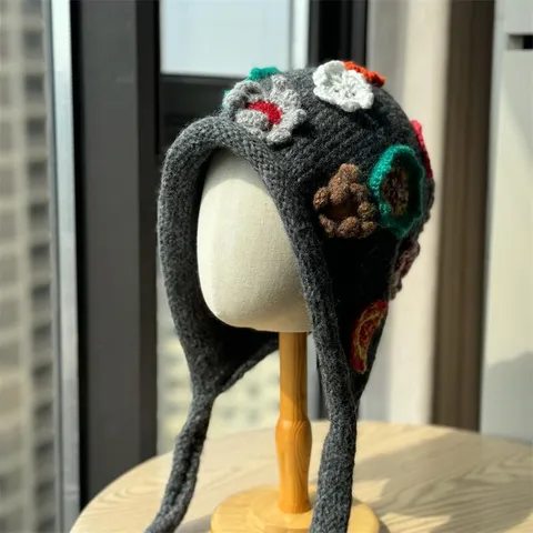 Damen Vintage Ethno Blumen Strickmütze Mit Ohrenklappen Und Bändern Winter Warme Häkelmütze Aus Wolle Für Draußen