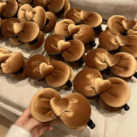 Korean Style Velvet Sweet 3D Bow Banana Clip Autumn Winter High-End Cute Vertical Twist Hair Clip Versatile Accessory For Women