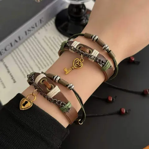 Bracelet en Cuir Multi-Rangs Vintage pour Femmes Hommes Style Punk Vieilli Pendentif Clé Serrure Cœur Corde Tressée Réglable Bijoux de Main