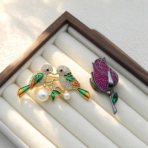 Retro Enamel Bird Pearl Brooch Vintage Rhinestone Floral Rose Tulip Pin For Women Elegant Suit Coat Accessory Zinc Alloy Jewelry