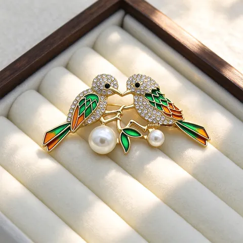 Retro Enamel Bird Pearl Brooch Vintage Rhinestone Floral Rose Tulip Pin For Women Elegant Suit Coat Accessory Zinc Alloy Jewelry