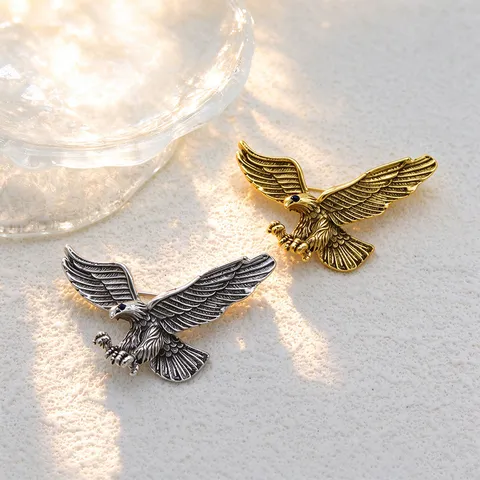 Retro Zinc Alloy Eagle Brooch For Men European Individual Rhinestone Animal Brooch Pin For Suit Jacket Coat Accessory