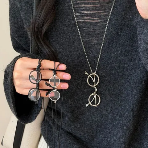 Collier Pendentif Lunettes en Alliage Minimaliste pour Femmes Design de Niche Mode Électroplaqué Chaîne Longue de Pull Bijoux Collier Clavicule