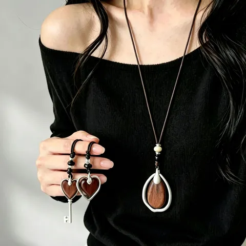 Collier Pendentif Cœur Clé en Bois Vintage Chaîne de Pull Longue en Alliage Rétro pour Femme Bijoux Artistiques de Mode