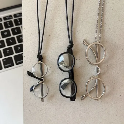 Collier Pendentif Lunettes en Alliage Minimaliste pour Femmes Design de Niche Mode Électroplaqué Chaîne Longue de Pull Bijoux Collier Clavicule