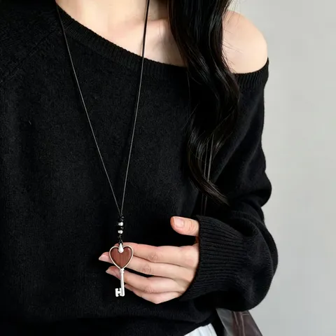Collier Pendentif Cœur Clé en Bois Vintage Chaîne de Pull Longue en Alliage Rétro pour Femme Bijoux Artistiques de Mode