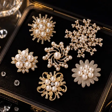 Elegant Alloy Artificial Pearl Rhinestone Brooch Pin For Women Fashion Floral Snowflake Geometric Clothing Accessory Jewelry Gift