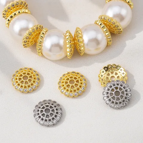 Style Cour Rétro Cuivre Ajouré Plaqué Or 18k Perles Intercalaires Forme Fleur Strass Incrustés Calotte de Perle Bijoux DIY