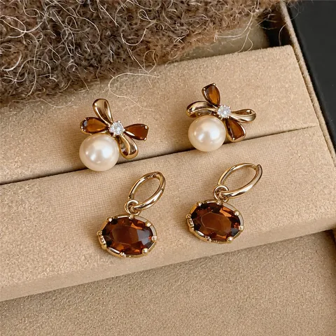 Boucles d'Oreilles Clous en Perle Artificielle et Zirconia avec Nœud Rétro Français Élégantes Boucles d'Oreilles Or Café pour Femmes Bijoux
