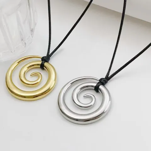 Damen 18K Vergoldet Edelstahl Spiralwirbel Anhänger Halskette Mit Verstellbarer Schwarzer Lederkordel Geometrischer Schmuck