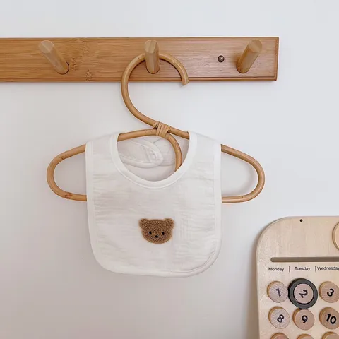 Babero de Bebé de Gasa de Algodón Suave Con Bordado de Oso Botón de Presión Paño para Eruptos Impermeable Toalla de Saliva Absorbente Para Bebés