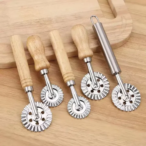 Coupe-Pizza en Acier Inoxydable avec Manche en Chêne Roulette à Biscuits et Pâtes Outil de Découpe de Pâte pour la Cuisine
