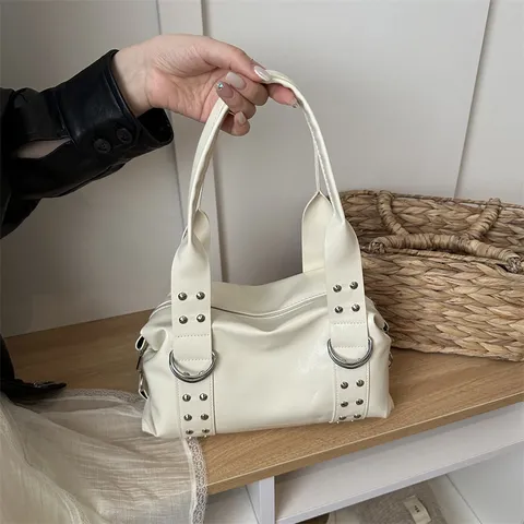 Damen Moto Stil Nieten PU Leder Unterarmtasche Koreanische Mode Einfarbige Schultertasche Große Kapazität Pendler Handtasche