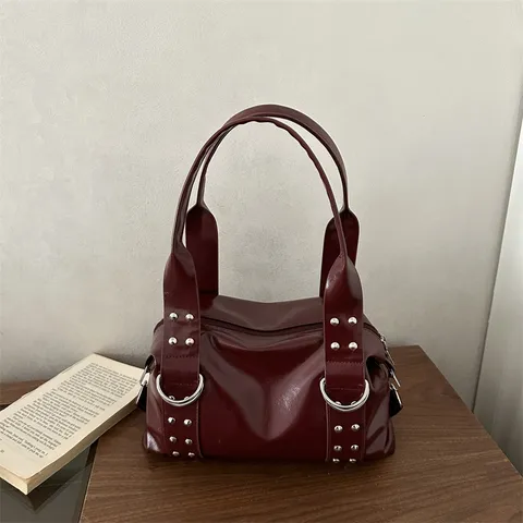 Damen Moto Stil Nieten PU Leder Unterarmtasche Koreanische Mode Einfarbige Schultertasche Große Kapazität Pendler Handtasche