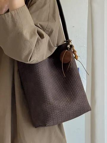 Large Capacity Retro Women Woven Bucket Bag PU Leather Minimalist Tote Shoulder Bag Fashion Braided Handbag For Daily Commute