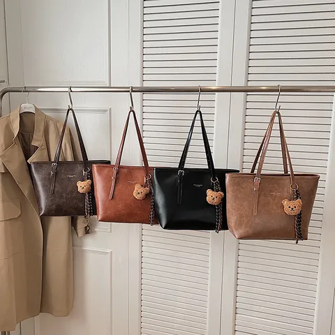 Vintage Große Kapazität Tragetasche Für Damen PU Ölwachs Leder Pendeln Schulterhandtasche Mit Süßem Bärenanhänger Braun Schwarz Khaki