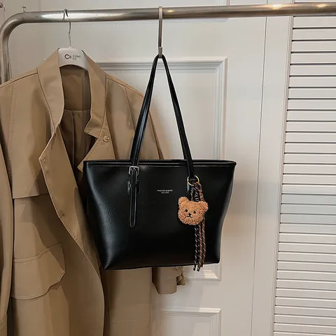 Vintage Große Kapazität Tragetasche Für Damen PU Ölwachs Leder Pendeln Schulterhandtasche Mit Süßem Bärenanhänger Braun Schwarz Khaki