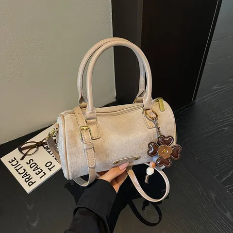 Vintage Suède PU Leer Boston Tas Voor Vrouwen Retro Cilindrische Handtas Crossbody Tas High-End Kleine Dagelijkse Schoudertas Met Bloemenhanger