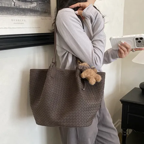 Bolso Tote Tejido Vintage para Mujer Bolso de Hombro de Gran Capacidad Tejido de Cuero PU Minimalista Bolso Shopper para Diario con Colgante de Oso