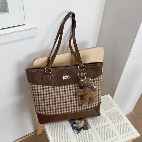 Vintage Plaid Patchwork Τσάντα Tote για Γυναίκες Maillard Style PU Δερμάτινη Τσάντα Ώμου Casual Handbag Με Αρκουδάκι