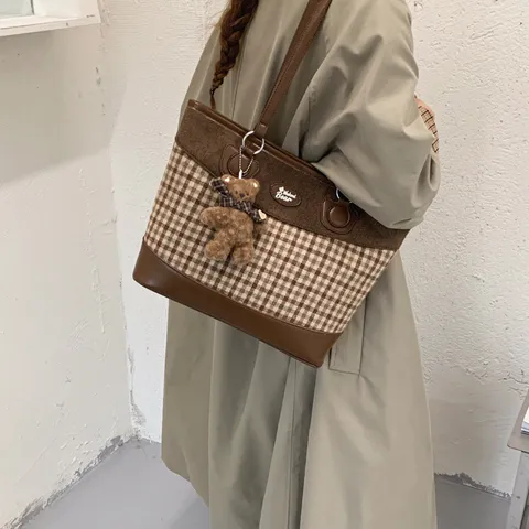 Vintage Plaid Patchwork Τσάντα Tote για Γυναίκες Maillard Style PU Δερμάτινη Τσάντα Ώμου Casual Handbag Με Αρκουδάκι