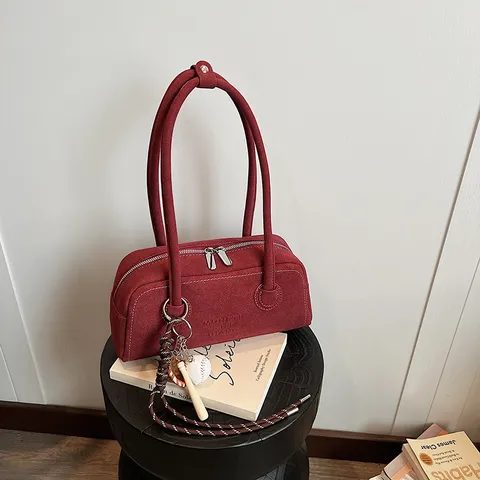 Sac à Épaule en Suédine PU pour Femmes Minimaliste Urbain Sac Bandoulière Avec Pendentif de Baseball Luxe