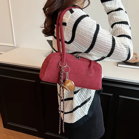 Sac à Épaule en Suédine PU pour Femmes Minimaliste Urbain Sac Bandoulière Avec Pendentif de Baseball Luxe