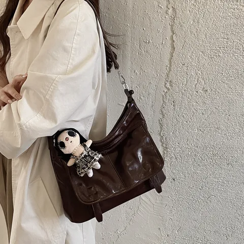 Dames Vintage PU Leren Messenger Bag Grote Capaciteit Engelse Stijl Retro Woon-werkverkeer Schoudertas Met Hanger Accessoire