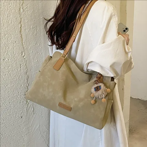 Retro Grote Capaciteit Tote Bag Voor Vrouwen Imitatiesuède PU Leer Schoudertas Voor Dagelijks Woonwerkverkeer Met Hanger