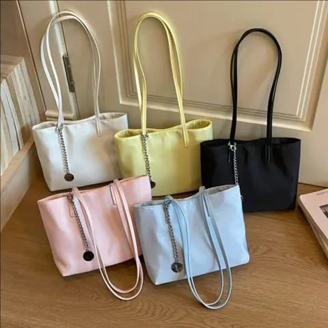 Mode Minimalistisch Große Kapazität Einkaufstasche Damen Weich Stoff Pendler Umhängetasche Einfache Handtasche Mit Kettenanhänger