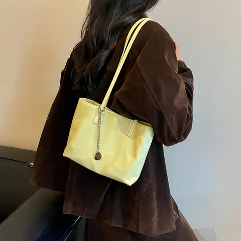 Mode Minimalistisch Große Kapazität Einkaufstasche Damen Weich Stoff Pendler Umhängetasche Einfache Handtasche Mit Kettenanhänger