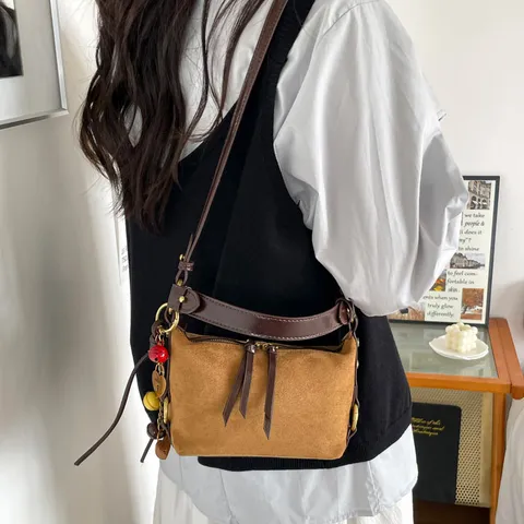 Dames Retro Faux Suede PU Leer Hobo Schoudertas Nonchalante Crossbody Handtas Met Kwastje Bedel Vintage Casual Dagelijkse Tas