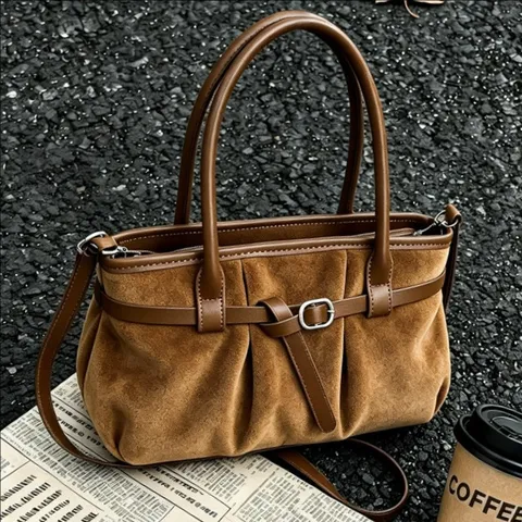Sac Fourre-Tout Rétro Aspect Suédine de Grande Capacité pour Femmes Sac à Épaule en Cuir PU Haute Qualité Sac à Main Décontracté Avec Pendentif en Bois